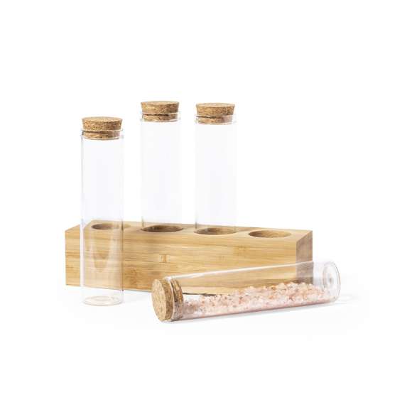 Set de especias de línea nature. Incluye 4 tarros de 70ml fabricados en cristal de borosilicato, que ofrece una resistencia y durabilidad excepcionales, alargando su vida útil y pudiendo ser reutilizados infinidad de veces. Tapones en corcho natural y soporte en bambú, para así fomentar el uso de materias primas naturales. Presentado en caja individual de acabado kraft.