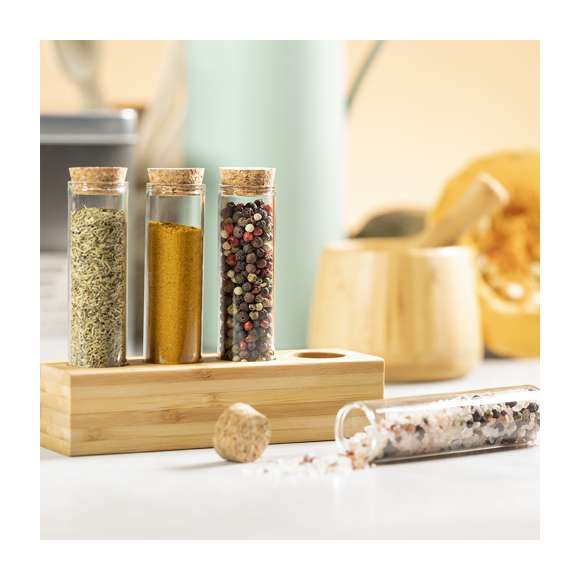 Set de especias de línea nature. Incluye 4 tarros de 70ml fabricados en cristal de borosilicato, que ofrece una resistencia y durabilidad excepcionales, alargando su vida útil y pudiendo ser reutilizados infinidad de veces. Tapones en corcho natural y soporte en bambú, para así fomentar el uso de materias primas naturales. Presentado en caja individual de acabado kraft.