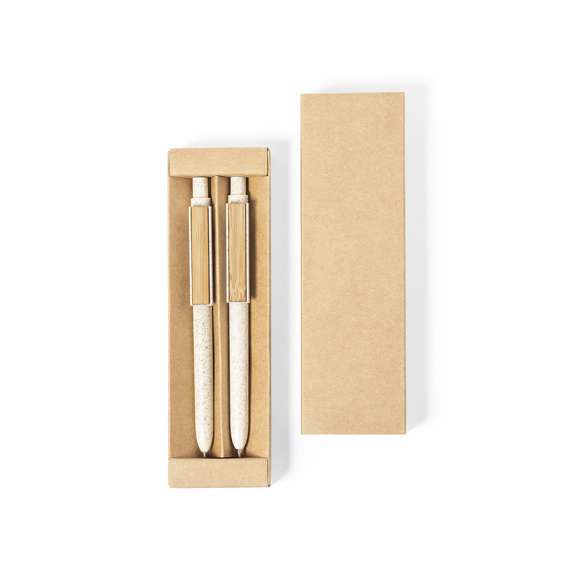 Set de bolígrafo y portaminas de línea nature. Fabricado en combinación de caña de trigo con clip en bambú, para así fomentar la utilización de materias primas naturales y reducir las emisiones contaminantes. Clip con amplia zona de marcaje. Bolígrafo en tinta azul y portaminas con 2 minas incluidas de 0,5mm. Presentado en estuche individual de cartón reciclado.Distintivo Wheat Straw en la parte superior del bolígrafo y portaminas.