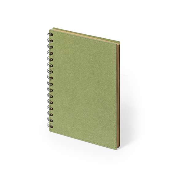 Libreta de anillas A5 de línea nature, con tapas duras en resistente cartón reciclado. 80 hojas con disposición a una raya, de acabado kraft y distintivo reciclado.
