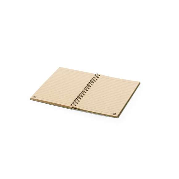 Libreta de anillas A5 de línea nature, con tapas duras en resistente cartón reciclado. 80 hojas con disposición a una raya, de acabado kraft y distintivo reciclado.