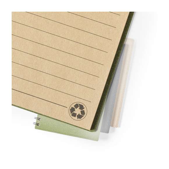Libreta de anillas A5 de línea nature, con tapas duras en resistente cartón reciclado. 80 hojas con disposición a una raya, de acabado kraft y distintivo reciclado.