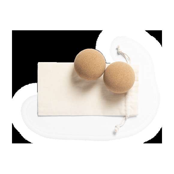 Set de 2 bolas de línea nature para la práctica del yoga y otras actividades. Fabricadas en resistente corcho natural y presentadas en funda de algodón con cierre de cordón. Con ilustraciones de ejercicios.