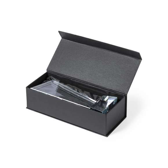 Trofeo de grueso cristal con original diseño y resistente base. Especialmente diseñado para marcaje a láser y presentado en estuche de protección en resistente cartón y cierre magnético, con interior troquelado en espuma.