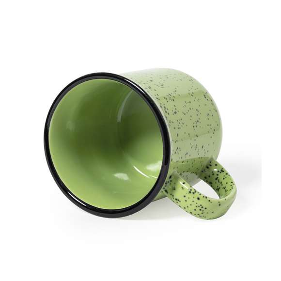 Taza de cerámica de 350ml de capacidad con diseño vintage. En combinación de exterior en colores moteados e interior a juego, con borde negro. Presentada en caja individual acabado kraft.