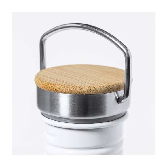 Bidón en acero inox especialmente diseñado para marcaje en sublimación. De estilo retro y 750ml de capacidad. Tapón de seguridad a rosca en acero inox, con detalle en bambú y asa de transporte vintage. Presentado en atractiva caja de diseño.