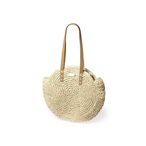 Bolso de desenfadado diseño en rafia sintética y con forma circular, un must. Compartimento principal de cierre de cremallera y tirador metálico, con bolsillo en el interior. Forro interior y asas largas en PU, con triple refuerzo en X y superficie para personalización en madera, especialmente diseñada para marcaje en láser.