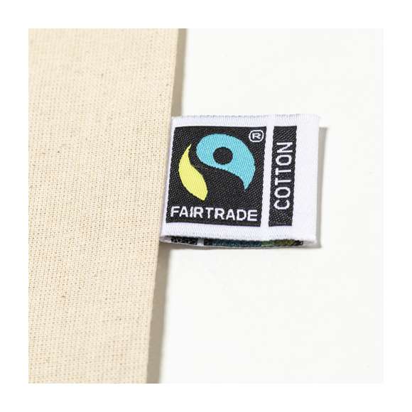 Bolsa de línea nature, fabricada en 100% algodón de 180g/m2 en tono natural. Con certificación Fairtrade (Comercio Justo) un sistema comercial solidario y alternativo al convencional que persigue el desarrollo de los pueblos y la lucha contra la pobreza. De acabado cosido, con asas largas de 70cm y resistencia hasta 7kg de peso. Incluida etiqueta Fairtrade y hangtag distintivo en cartón reciclado.