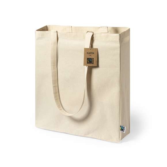 Bolsa de línea nature, fabricada en 100% algodón de 180g/m2 en tono natural. Con certificación Fairtrade (Comercio Justo) un sistema comercial solidario y alternativo al convencional que persigue el desarrollo de los pueblos y la lucha contra la pobreza. De acabado cosido con fuelle, asas largas reforzadas de 70cm y resistencia hasta 7kg de peso. Incluida etiqueta Fairtrade y hangtag distintivo en cartón reciclado.