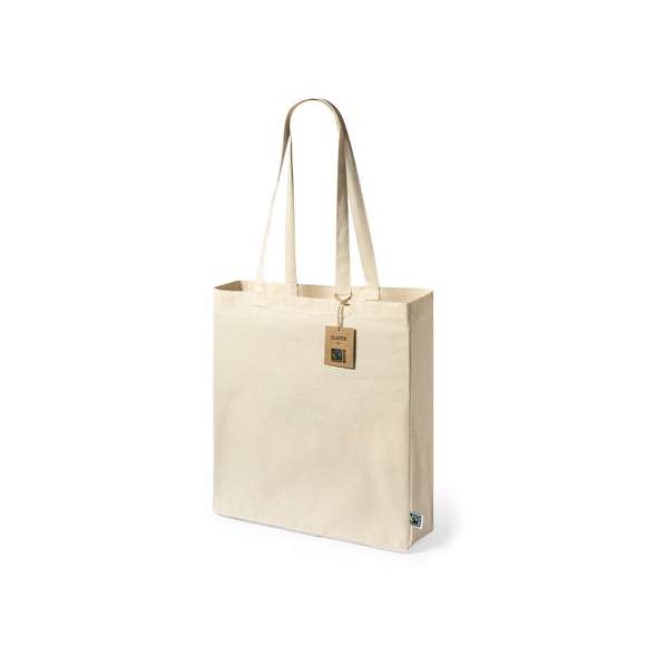 Bolsa de línea nature, fabricada en 100% algodón de 180g/m2 en tono natural. Con certificación Fairtrade (Comercio Justo) un sistema comercial solidario y alternativo al convencional que persigue el desarrollo de los pueblos y la lucha contra la pobreza. De acabado cosido con fuelle, asas largas reforzadas de 70cm y resistencia hasta 7kg de peso. Incluida etiqueta Fairtrade y hangtag distintivo en cartón reciclado.