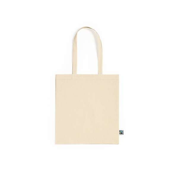 Bolsa de línea nature, fabricada en 100% algodón de 180g/m2 en tono natural. Con certificación Fairtrade (Comercio Justo) un sistema comercial solidario y alternativo al convencional que persigue el desarrollo de los pueblos y la lucha contra la pobreza. De acabado cosido con fuelle, asas largas reforzadas de 70cm y resistencia hasta 7kg de peso. Incluida etiqueta Fairtrade y hangtag distintivo en cartón reciclado.