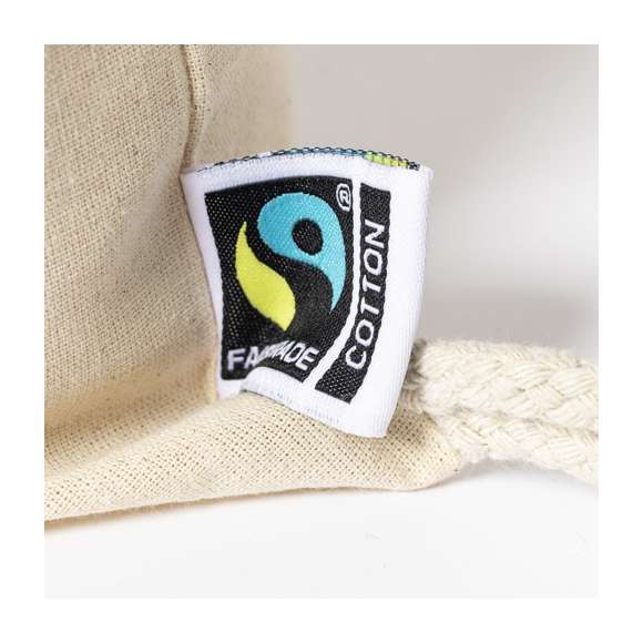 Mochila de cuerdas de línea nature, fabricada en 100% algodón de 180g/m2 en tono natural. Con certificación Fairtrade (Comercio Justo) un sistema comercial solidario y alternativo al convencional que persigue el desarrollo de los pueblos y la lucha contra la pobreza. De acabado cosido, cordones de algodón y resistencia hasta 9kg de peso. Incluida etiqueta Fairtrade y hangtag distintivo en cartón reciclado.