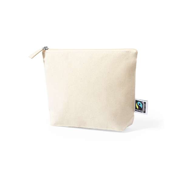 Neceser de línea nature, fabricado en 100% algodón de 180g/m2 en tono natural. Con certificación Fairtrade (Comercio Justo) un sistema comercial solidario y alternativo al convencional que persigue el desarrollo de los pueblos y la lucha contra la pobreza. Compartimento principal con cierre de cremallera y tirador a juego, incluida etiqueta Fairtrade y hangtag distintivo en cartón reciclado.
