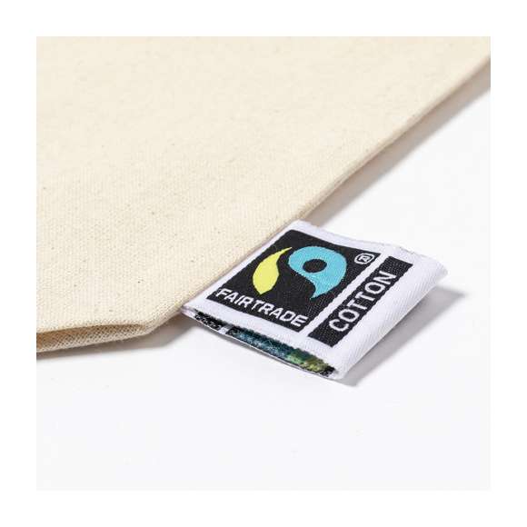 Neceser de línea nature, fabricado en 100% algodón de 180g/m2 en tono natural. Con certificación Fairtrade (Comercio Justo) un sistema comercial solidario y alternativo al convencional que persigue el desarrollo de los pueblos y la lucha contra la pobreza. Compartimento principal con cierre de cremallera y tirador a juego, incluida etiqueta Fairtrade y hangtag distintivo en cartón reciclado.