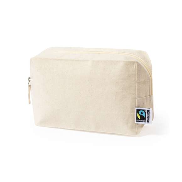  	Neceser de línea nature, fabricado en 100% algodón de 180g/m2 en tono natural. Con certificación Fairtrade (Comercio Justo) un sistema comercial solidario y alternativo al convencional que persigue el desarrollo de los pueblos y la lucha contra la pobreza. Compartimento principal con cierre de cremallera y tirador a juego, incluida etiqueta Fairtrade y hangtag distintivo en cartón reciclado.