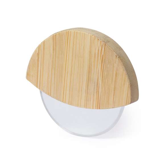 Cortapizzas de línea nature. Con mango en bambú y cuchilla en acero inox. Presentado en atractiva caja de diseño eco.