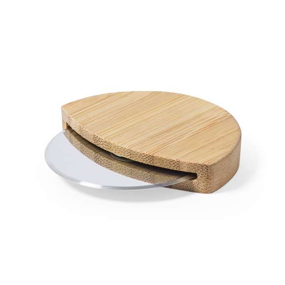 Cortapizzas de línea nature. Con mango en bambú y cuchilla en acero inox. Presentado en atractiva caja de diseño eco.