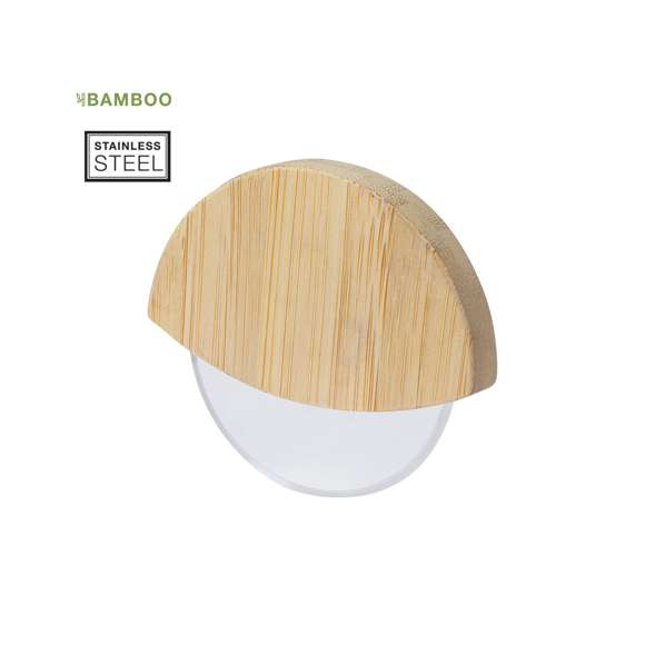 Cortapizzas de línea nature. Con mango en bambú y cuchilla en acero inox. Presentado en atractiva caja de diseño eco.