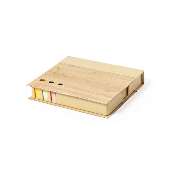 Portanotas de linea nature con tapas rígidas de bambú. Con 115 hojas adhesivas de acabado kraft, 115 hojas adhesivas medianas y 420 mini notas adhesivas.