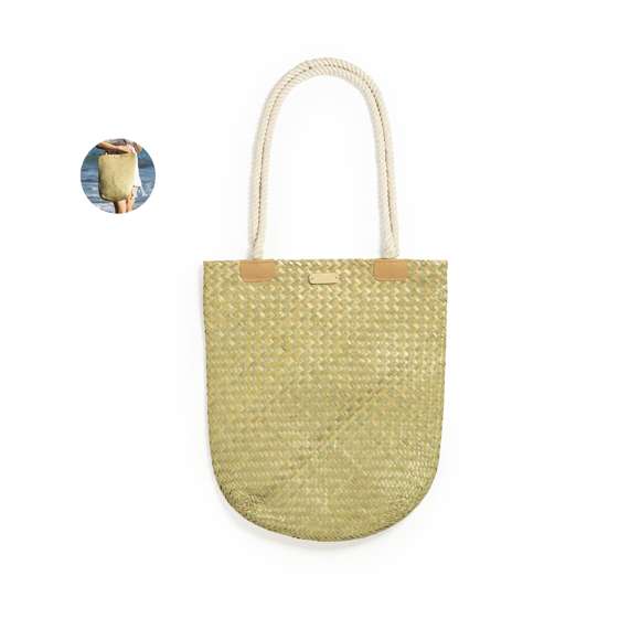 Bolso de desenfadado diseño en paja y con forma rectangular, un must. De gran capacidad y con originales asas largas en algodón, reforzadas en PU. Con superficie para personalización en madera, especialmente diseñada para marcaje en láser.