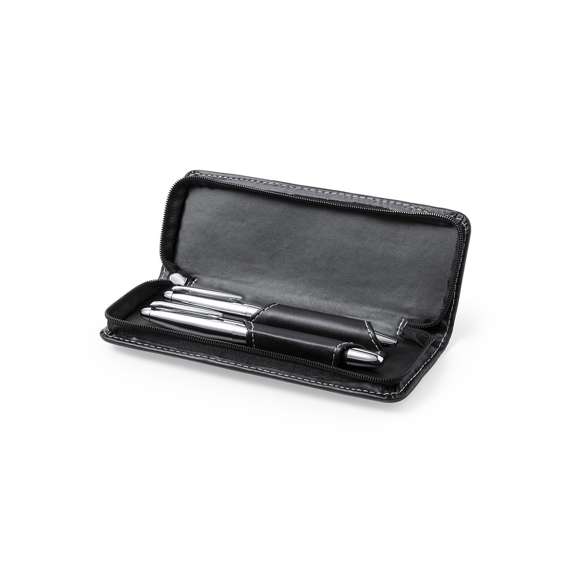 Set premium de bolígrafo y roller. Fabricado en elegante combinación de polipiel en tonos negros y metal cromado. Bolígrafo de mecanismo giratorio en tinta azul y con cartucho jumbo. Roller con capucha y tinta gel en azul, carga jumbo. Presentado en estuche individual de polipiel con cierre de cremallera e interior a juego con compartimentos individuales.