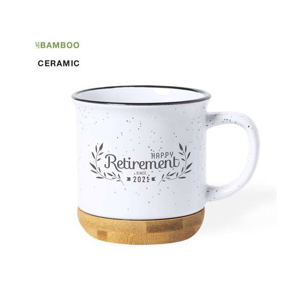 Taza de cerámica de 330ml de capacidad con diseño vintage y base en bambú. Exterior en color blanco moteado e interior a juego, con borde negro. Presentada en caja individual de acabado kraft.