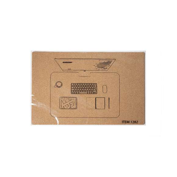 Alfombrilla sobremesa de línea nature fabricada en corcho natural. De tamaño extra grande para dar cabida a los diferentes gadgets del escritorio.