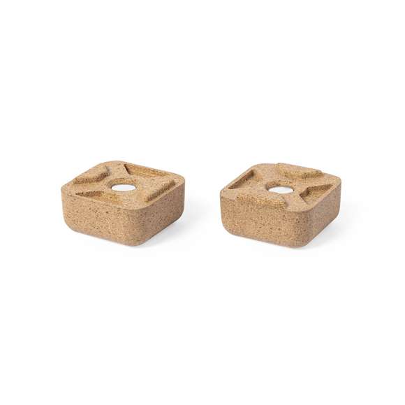 Compacto soporte de línea nature para ordenador portátil. Fabricado en corcho, para así fomentar la utilización de materias primas naturales y reducir las emisiones de contaminantes. Magnético y antideslizante, presentado en atractiva caja individual de diseño eco.