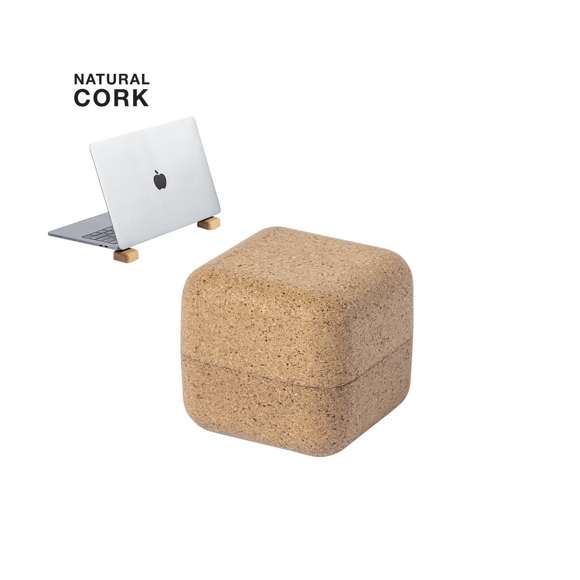 Compacto soporte de línea nature para ordenador portátil. Fabricado en corcho, para así fomentar la utilización de materias primas naturales y reducir las emisiones de contaminantes. Magnético y antideslizante, presentado en atractiva caja individual de diseño eco.