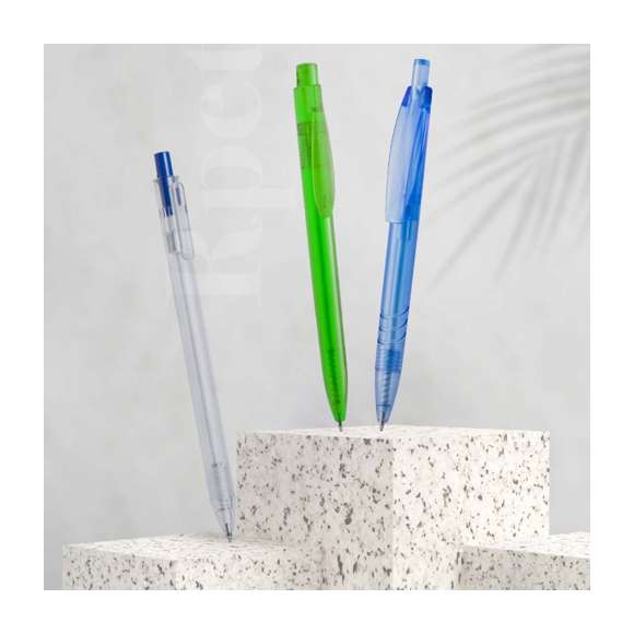 Bolígrafo de línea nature en material RPET, elaborado a partir de plástico reciclado para así fomentar la reutilización de residuos plásticos y ayudar a la sostenibilidad del planeta. De acabado translúcido y con pulsador disponible en variada gama de colores, con distintivo RPET en el cuerpo del bolígrafo. Especialmente diseñado para marcaje en tampografía, de mecanismo pulsador y con tinta azul.