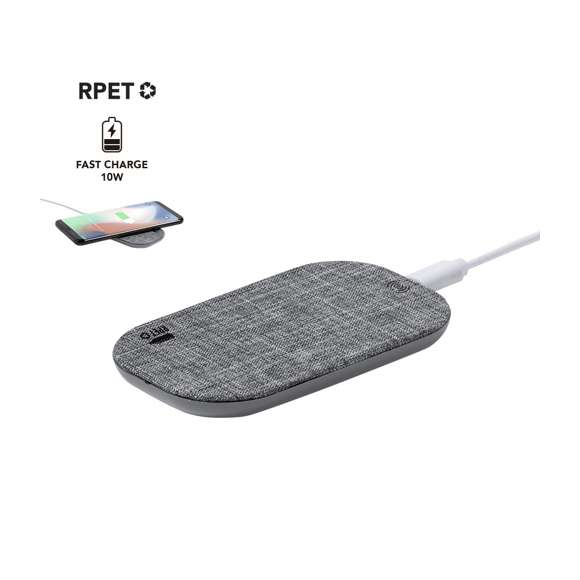 Cargador inalámbrico de línea nature, con práctico diseño ovalado y función carga inalámbrica de 10W. Fabricado en poliéster RPET, elaborado a partir de plástico reciclado, para así fomentar la reutilización de residuos plásticos y ayudar a la sostenibilidad del planeta.  Cable de carga incluido, base antideslizante y compatible con dispositivos equipados con tecnología de carga inalámbrica. Presentado en atractiva caja de diseño eco. Distintivo RPET sobre el artículo.