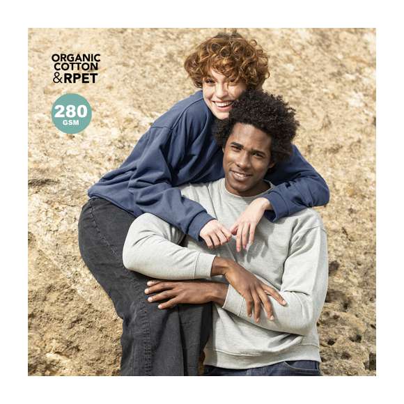 Sudadera para adulto unisex. Fabricada en combinación de materiales algodón orgánico peinado y poliéster RPET, de 280g/m2. Cuello, puños y cintura de punto canalé 2x1, hombros con costura. Con etiqueta distintiva eco.  Con certificación GOTS (Global Organic Textile Standard) y GRS (Global Recycled Standard) que acreditan el origen eco-friendly del material utilizado en la fabricación del producto.  Disponible en extensa gama de colores y en tallas XS, S, M, L, XL, XXL, 3XL.
