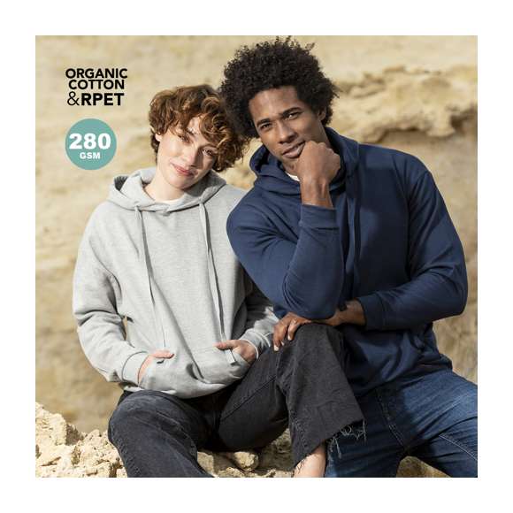 Sudadera para adulto unisex con capucha. Fabricada en combinación de materiales algodón orgánico peinado y poliéster RPET de 280gsm. Bolsillo canguro y capucha forrada de punto liso, con cordones a juego. Cuello, puños y cintura de punto canalé 2x1, hombros con costura. Con etiqueta distintiva eco. Con certificación GOTS (Global Organic Textile Standard) y GRS (Global Recycled Standard) que acreditan el origen eco-friendly del material utilizado en la fabricación del producto. Disponible en variada gama de colores. Tallas XS, S, M, L, XL, XXL, 3XL.