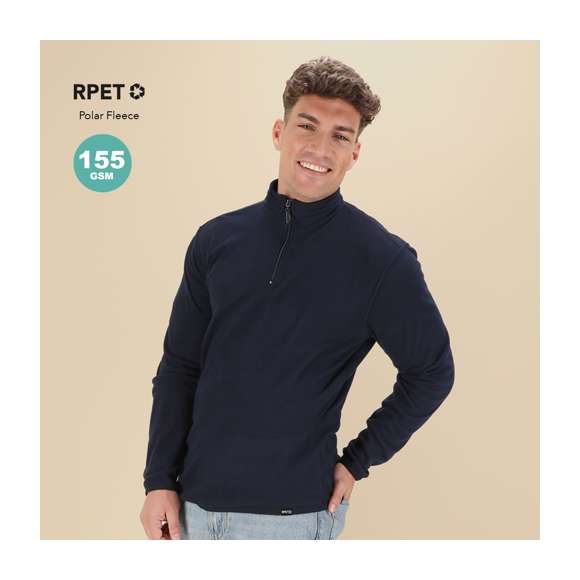Chaqueta unisex en cálido y suave micro polar fleece RPET de 155g/m2 con tratamiento anti-pilling. Material elaborado a partir de plástico reciclado, para así fomentar la reutilización de residuos plásticos y contribuir a la sostenibilidad del planeta. Con distintivo eco en dobladillo inferior de la prenda.  Cuello con cierre de cremallera y cintura elástica. Disponible en tallas S, M, L, XL, XXL.