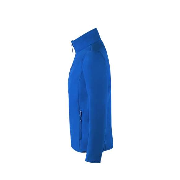 Chaqueta impermeable y transpirable en combinación de materiales RPET, elaborados a partir de plástico reciclado, para así fomentar la reutilización de residuos plásticos y contribuir a la sostenibilidad del planeta: exterior en soft shell y elastano de 300g/m2 con interior en 100% poliéster microfleece. Con distintivo eco en dobladillo inferior de la prenda. bramp;gt  Resistente al viento y al agua, con cierre de cremallera y tiradores a juego. Incluye bolsillo frontal en pecho y laterales con cierre de cremallera invisible y tiradores a juego. Disponible en variada gama de colores y en tallas S, M, L, XL, XXL.