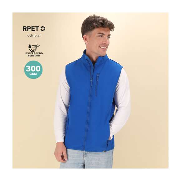 Chaleco impermeable y transpirable en combinación de materiales RPET, elaborados a partir de plástico reciclado, para así fomentar la reutilización de residuos plásticos y contribuir a la sostenibilidad del planeta: exterior en soft shell y elastano de 300g/m2 con interior en 100% poliéster microfleece. Con distintivo eco en dobladillo inferior de la prenda.  Resistente al viento y al agua con cierre principal y bolsillos frontal en pecho y laterales de cremallera invisible y tiradores a juego. Disponible en variada gama de colores y en tallas S, M, L, XL, XXL.