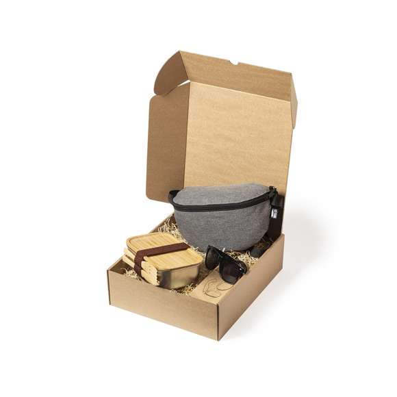  	Caja de presentación tamaño XL. Fabricado en cartón reciclado corrugado de acabado kraft. En línea con la tendencia del mercado hacia la sostenibilidad integral del regalo, ofreciendo soluciones de origen reciclado con el fin de ayudar a la mejora y conservación de nuestro planeta.