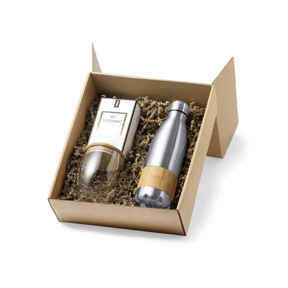  	Caja de presentación tamaño XL. Fabricado en cartón reciclado corrugado de acabado kraft. En línea con la tendencia del mercado hacia la sostenibilidad integral del regalo, ofreciendo soluciones de origen reciclado con el fin de ayudar a la mejora y conservación de nuestro planeta.