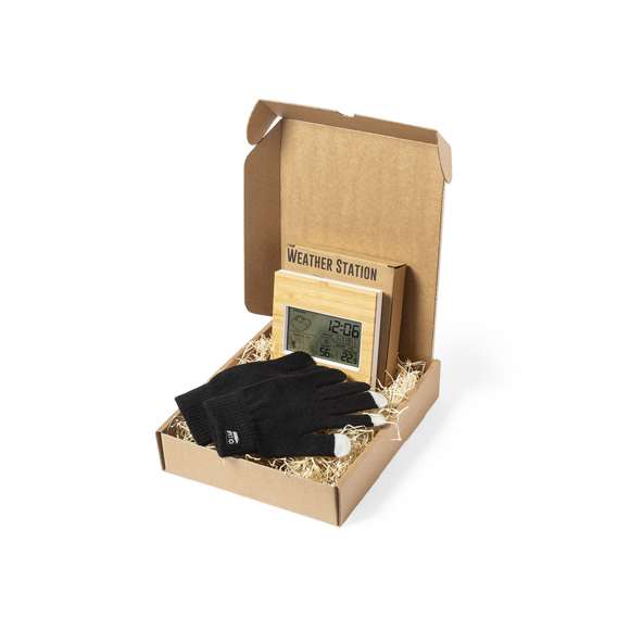  	Caja de presentación tamaño mediano fabricado en cartón reciclado corrugado. De acabado kraft. En línea con la tendencia del mercado hacia la sostenibilidad integral del regalo, ofreciendo soluciones de origen reciclado con el fin de ayudar a la mejora y conservación de nuestro planeta.