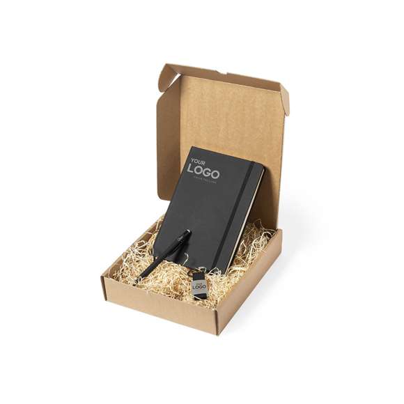  	Caja de presentación tamaño mediano fabricado en cartón reciclado corrugado. De acabado kraft. En línea con la tendencia del mercado hacia la sostenibilidad integral del regalo, ofreciendo soluciones de origen reciclado con el fin de ayudar a la mejora y conservación de nuestro planeta.