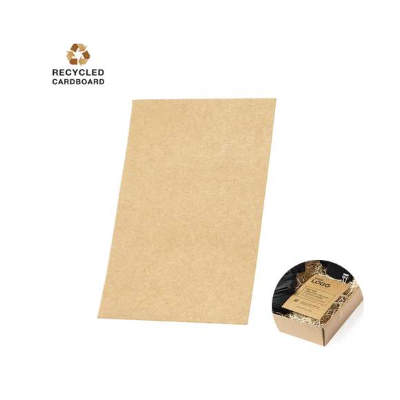 Tarjeta de presentación fabricada en cartón reciclado. De acabado kraft. En línea con la tendencia del mercado hacia la sostenibilidad integral del regalo, ofreciendo soluciones de origen reciclado con el fin de ayudar a la mejora y conservación de nuestro planeta.