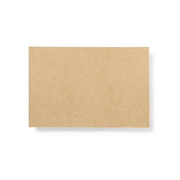 Tarjeta de presentación fabricada en cartón reciclado. De acabado kraft. En línea con la tendencia del mercado hacia la sostenibilidad integral del regalo, ofreciendo soluciones de origen reciclado con el fin de ayudar a la mejora y conservación de nuestro planeta.