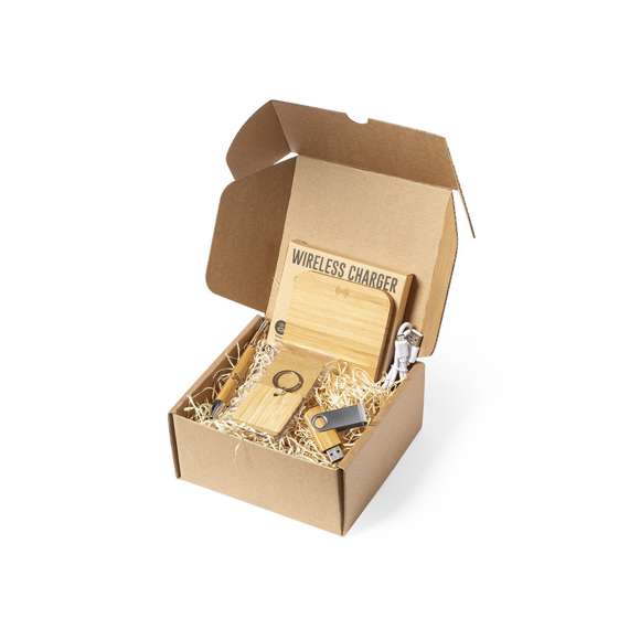  	Caja de presentación tamaño S, fabricada en cartón reciclado corrugado y acabado kraft. En línea con la tendencia del mercado hacia la sostenibilidad integral del regalo, ofreciendo soluciones de origen reciclado con el fin de ayudar a la mejora y conservación de nuestro planeta.