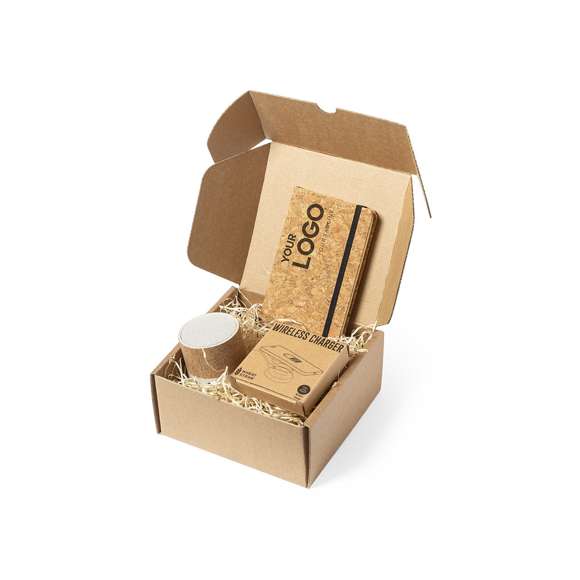  	Caja de presentación tamaño S, fabricada en cartón reciclado corrugado y acabado kraft. En línea con la tendencia del mercado hacia la sostenibilidad integral del regalo, ofreciendo soluciones de origen reciclado con el fin de ayudar a la mejora y conservación de nuestro planeta.