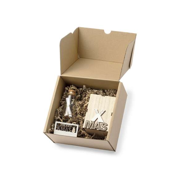  	Caja de presentación tamaño S, fabricada en cartón reciclado corrugado y acabado kraft. En línea con la tendencia del mercado hacia la sostenibilidad integral del regalo, ofreciendo soluciones de origen reciclado con el fin de ayudar a la mejora y conservación de nuestro planeta.