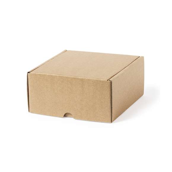  	Caja de presentación tamaño S, fabricada en cartón reciclado corrugado y acabado kraft. En línea con la tendencia del mercado hacia la sostenibilidad integral del regalo, ofreciendo soluciones de origen reciclado con el fin de ayudar a la mejora y conservación de nuestro planeta.