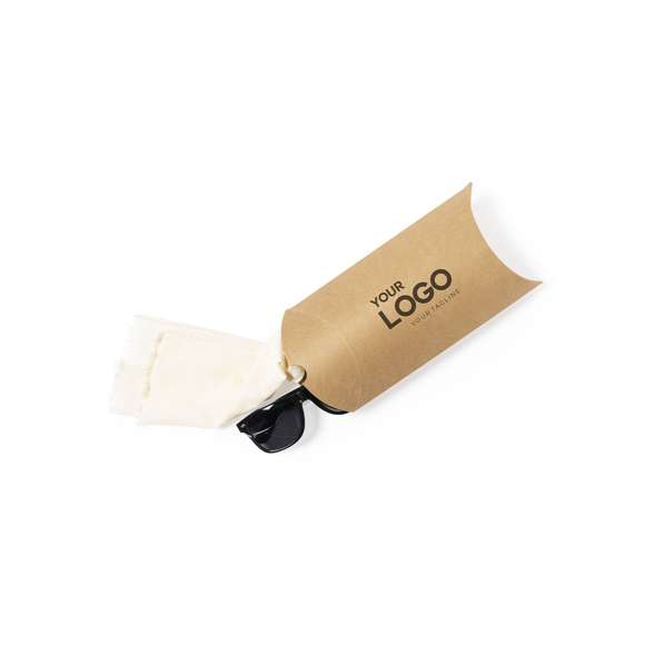 Estuche de presentación tamaño grande, fabricado en cartón reciclado de acabado kraft. En línea con la tendencia del mercado hacia la sostenibilidad integral del regalo, ofreciendo soluciones de origen reciclado con el fin de ayudar a la mejora y conservación de nuestro planeta.
