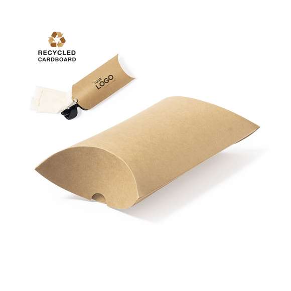 Estuche de presentación tamaño grande, fabricado en cartón reciclado de acabado kraft. En línea con la tendencia del mercado hacia la sostenibilidad integral del regalo, ofreciendo soluciones de origen reciclado con el fin de ayudar a la mejora y conservación de nuestro planeta.
