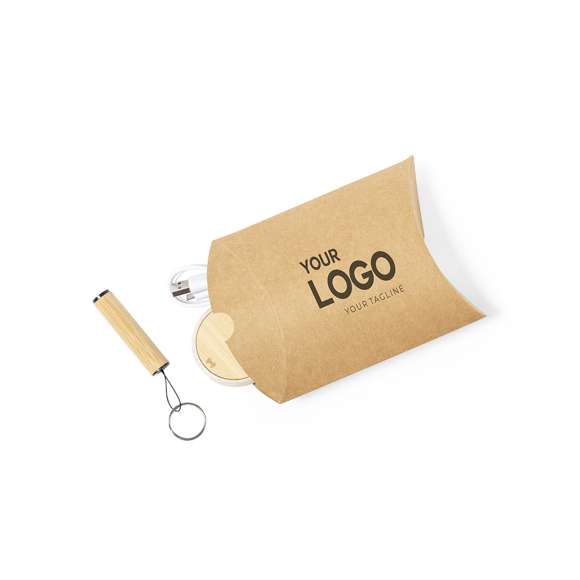 Estuche de presentación tamaño mediano, fabricado en cartón reciclado de acabado kraft. En línea con la tendencia del mercado hacia la sostenibilidad integral del regalo, ofreciendo soluciones de origen reciclado con el fin de ayudar a la mejora y conservación de nuestro planeta.