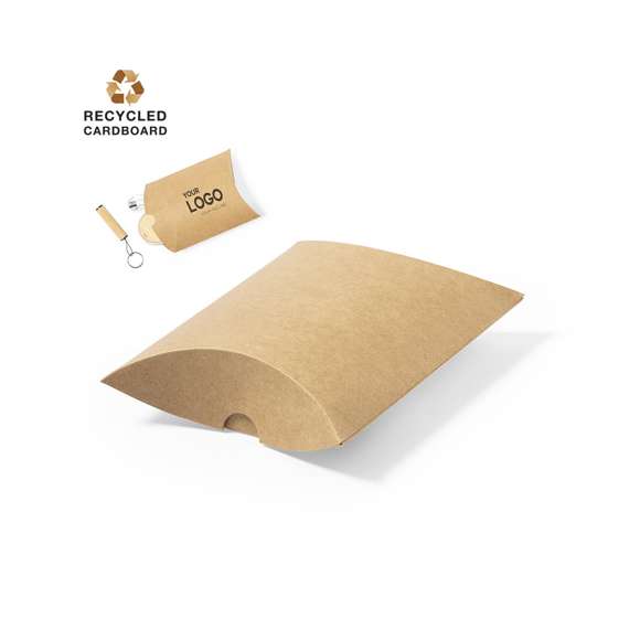 Estuche de presentación tamaño mediano, fabricado en cartón reciclado de acabado kraft. En línea con la tendencia del mercado hacia la sostenibilidad integral del regalo, ofreciendo soluciones de origen reciclado con el fin de ayudar a la mejora y conservación de nuestro planeta.